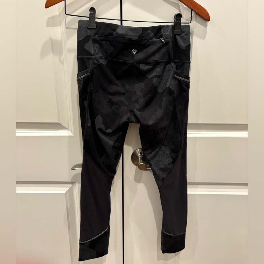 Athleta XS Reflective Black Grey Camo Relay Capri